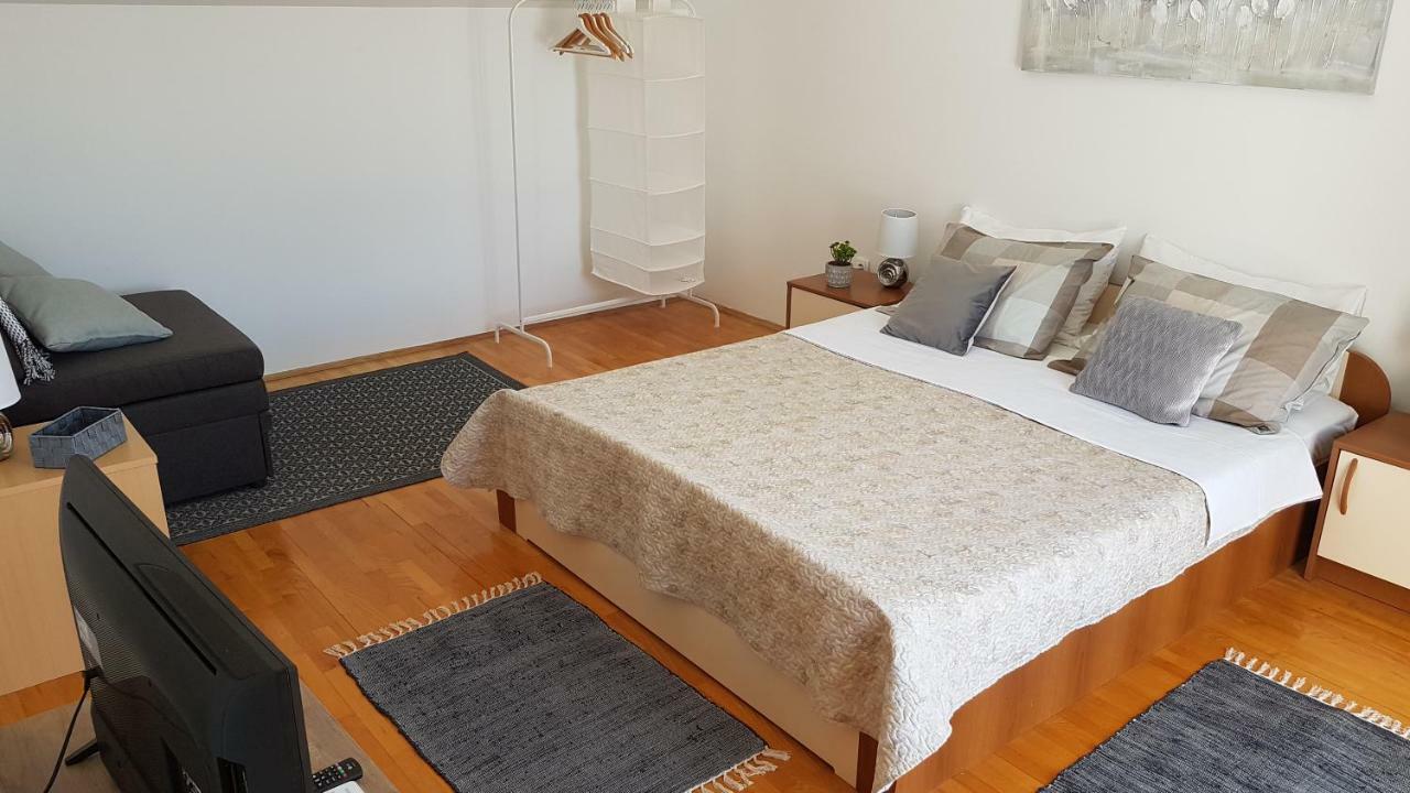 Apartments Luna Sveti Filip i Jakov Eksteriør bilde