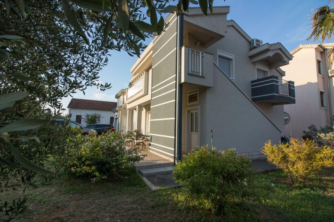 Apartments Luna Sveti Filip i Jakov Eksteriør bilde